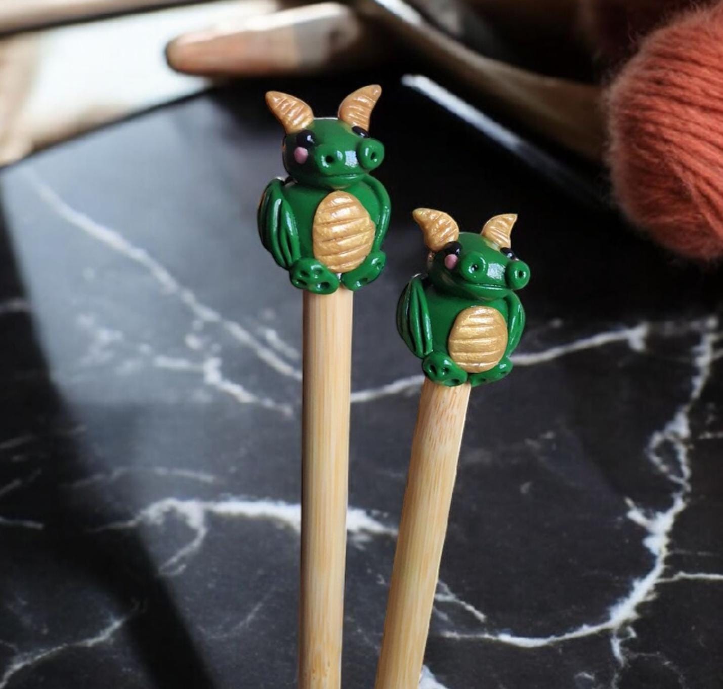 Set of 2 green dragon knitting needles / polymer clay knitting needles / decorative golden dragon knitting needles accessory