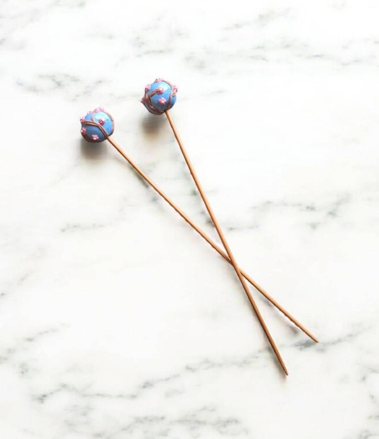 Set of 2 sakura cherry blossom knitting needles / polymer clay knitting needles / decorative blue floral needles knitting accessory