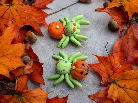 3D kawaii articulated small pumpkin spiders / 3d printed spider insect animals / holiday halloween spider knick knack Fidget figurines